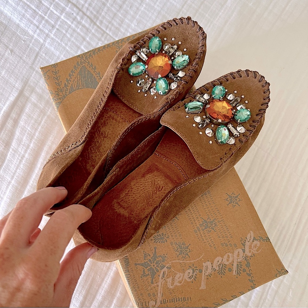 NIB Free People Tan Suede Embellished Cherokee Moccasins, 38 (7.5)
